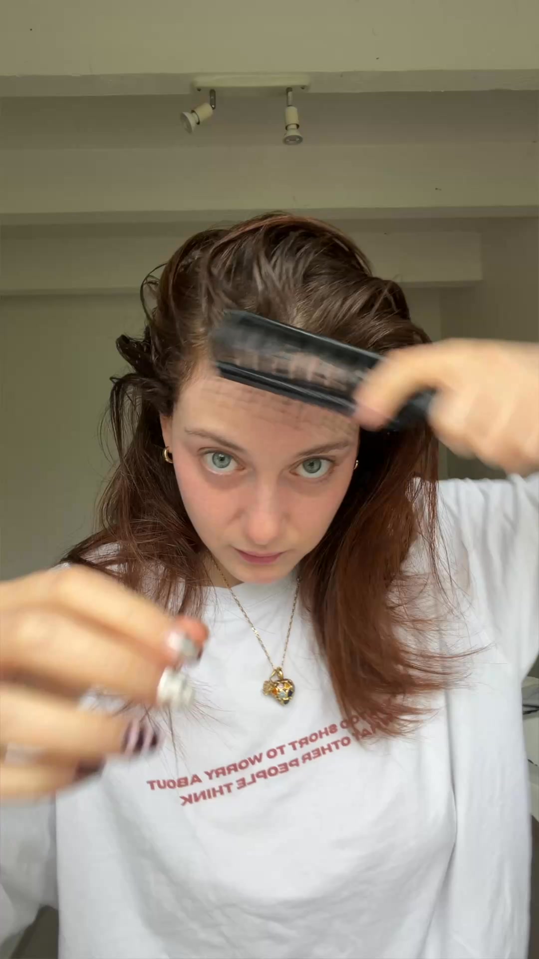 Marre de vous laver les cheveux tous les jours ? 🙄 Le Shampoing Tout Nu Cheveux Gras casse enfin le cercle vicieux des racines grasses. Argile blanche et ortie pour un cuir chevelu qui respire enfin 