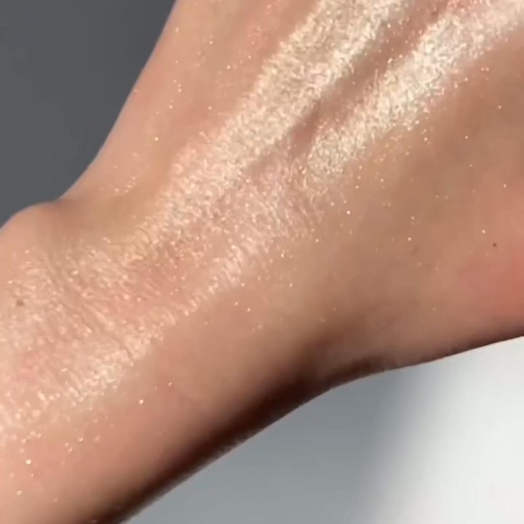 The lightweight sunscreen you know and love, now served with a dash of gold shimmer to deliver a luminous, radiant glow on skin.